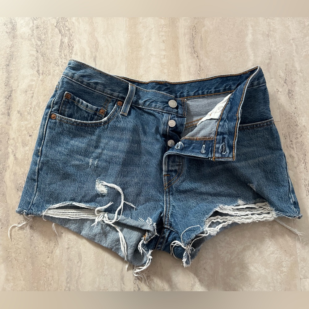 Women’s LEVIS 501 distressed shorts size 29